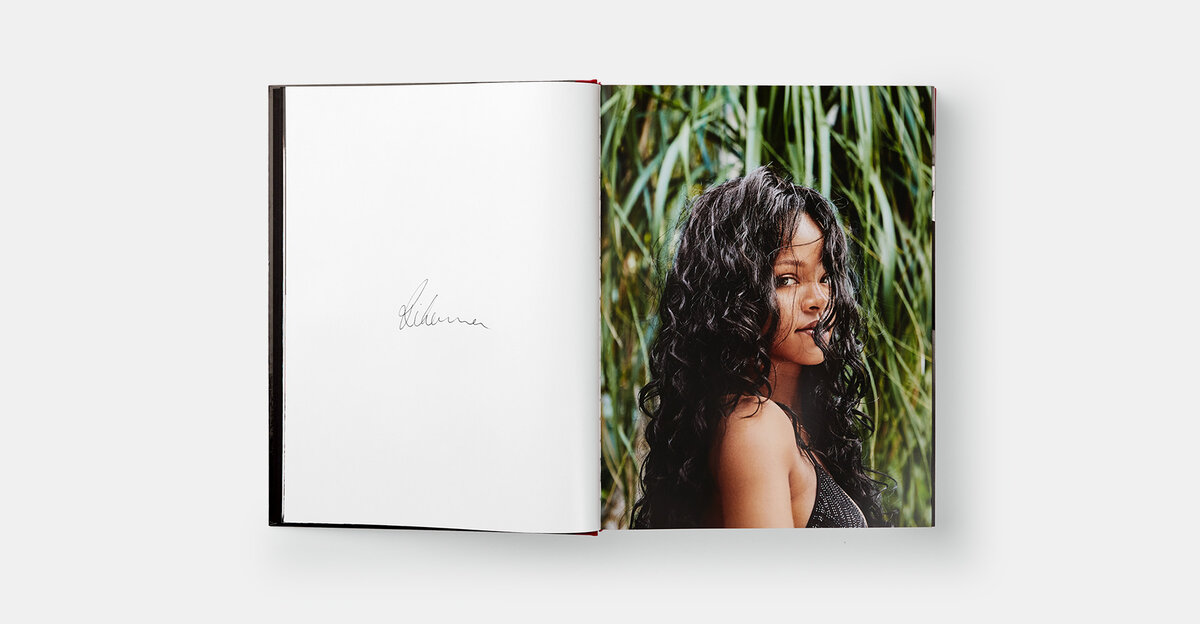 Выходит книга интимных, сокровенных снимков Рианны