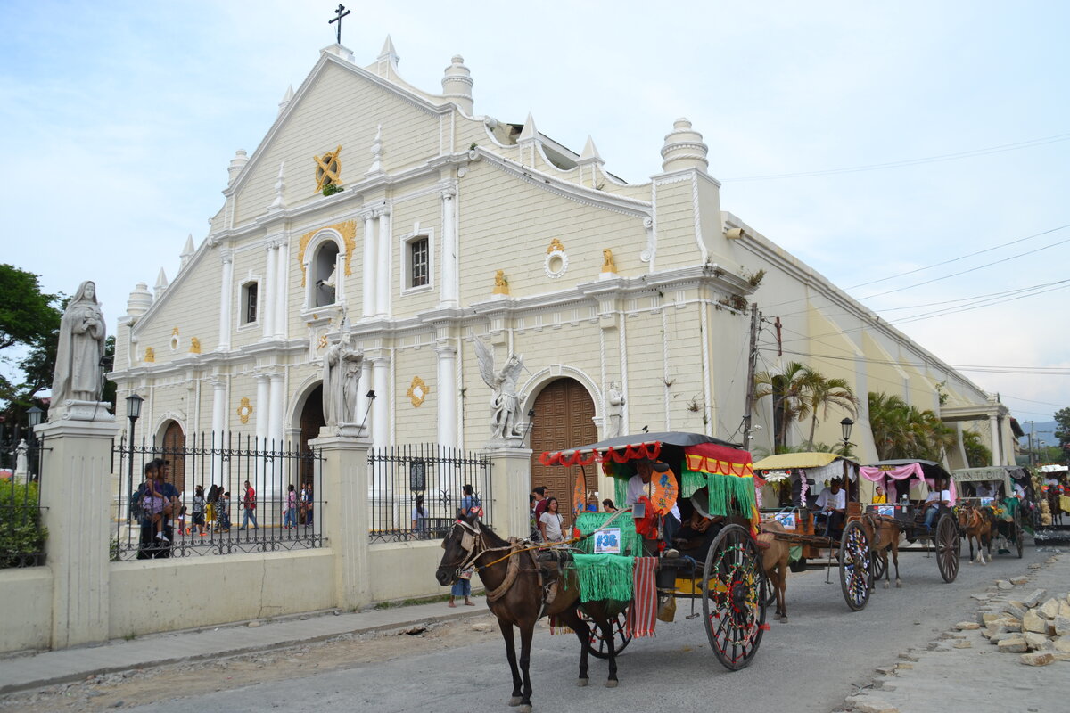 ГОРОДСКОЙ СОБОР ВИРДЖИНИИ. Повозки у прохода к парадному входу собора Святого Павла в городе Виган, Ilocos Sur, 28 апреля 2019 года, второй день фестиваля искусств Виган Бинатбатан 2019. В тот же день, мастер путешествий фотограф Джордж Тапан делится своим опытом красивой съемки красивых мест с 40 фотографами, которые приняли участие в проекте - "Захватывающий опыт Вигана". 