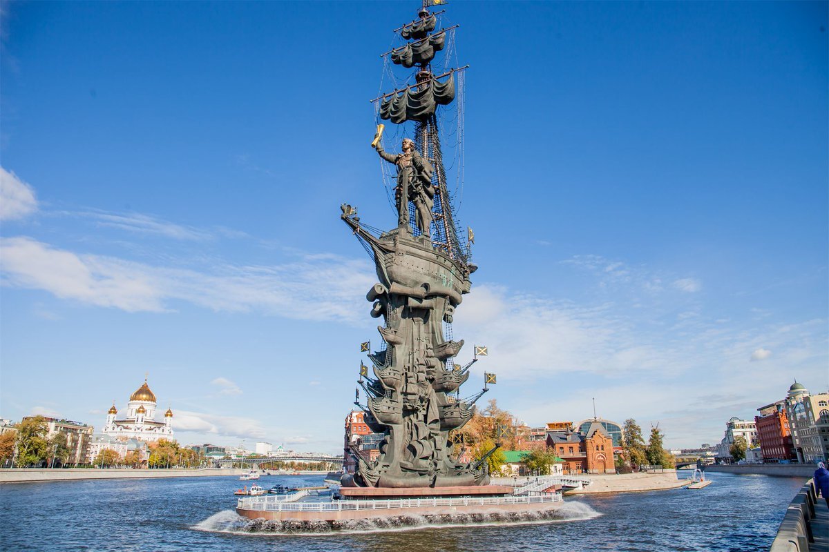 Первый созданный в россии памятник. Памятник Петру 1 в Москве Церетели. Скульптура Петра 1 Церетели в Москве. Памятник Петру i Зураба Церетели. Памятник Петру первому в Москве скульптора Зураба Церетели.