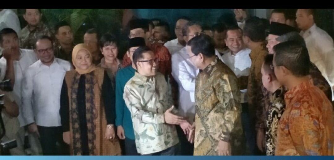 Генеральный председатель партии «Гериндра» Прабово Субианто встретился с Генеральным председателем Национальной партии пробуждения (ПКБ) Мухаймином Искандаром, которого в понедельник (14.10.2009) называют Чак Имин. 
