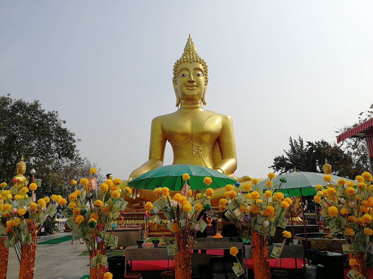 Статуя золотого Будды в Паттайе
