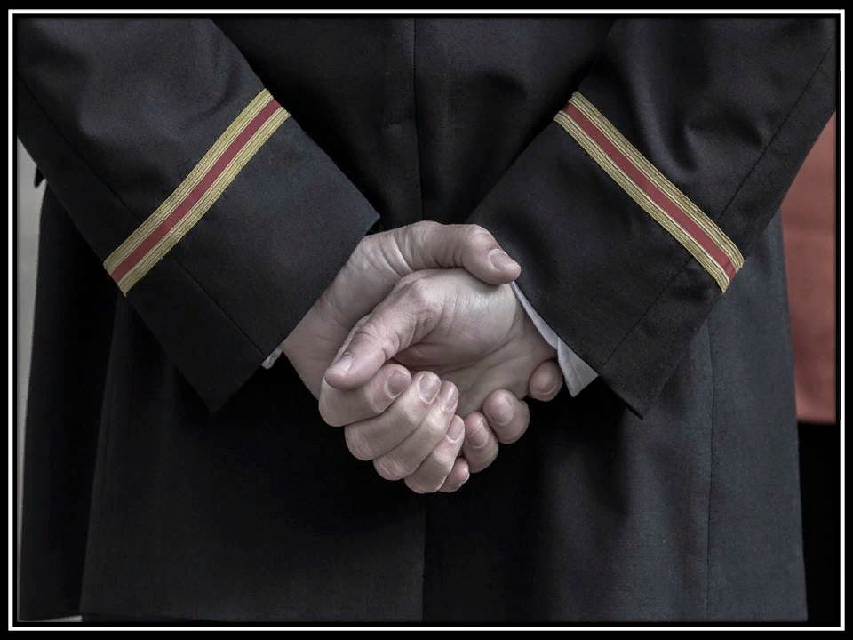 скрещенные руки за спиной. жест руки за спиной. закладывание рук за спину жест. запястья за спиной. руки за спиной.