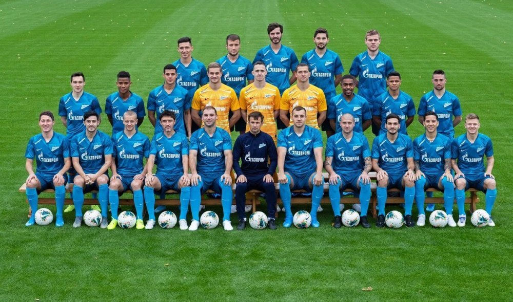 На командном фото Зенита Ярослав сидит справа от Артема Дзюбы