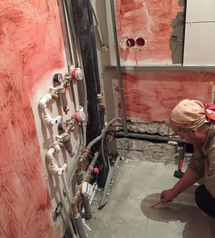 Плиточник объясняет, что не так с разводкой отопления и водоснабжения.