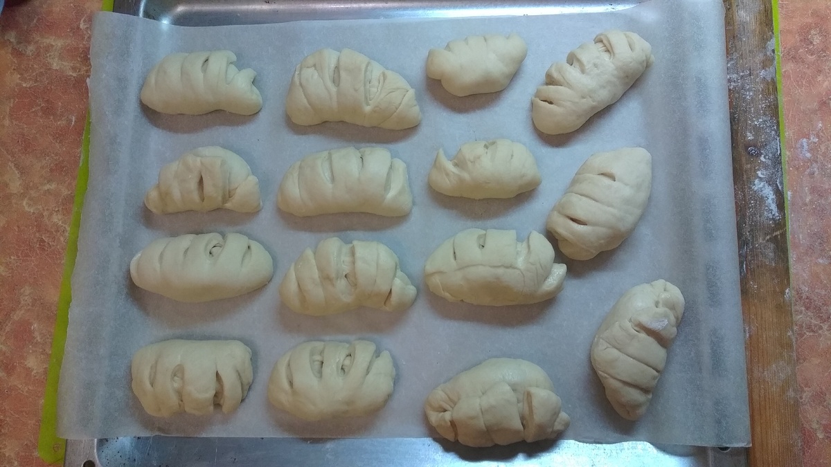 После лепки рогаликов - дать тесту постоять, изделиям подняться. Вытащив из духовки, присыпать сахарной пудрой. Готово.