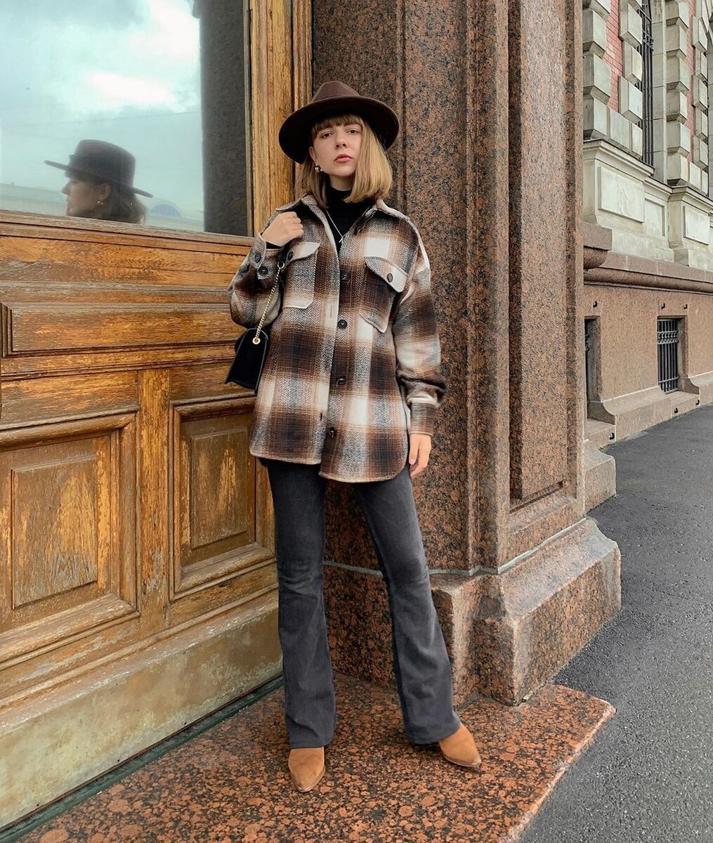 @vrnqd / Только недавно зарубежные стритстайлеры были замечены в куртках-рубашках, и вот их уже носят петербурженки! /Фото: instagram.com