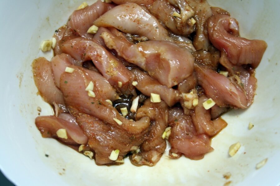 ингредиенты для куриного салата с овощами