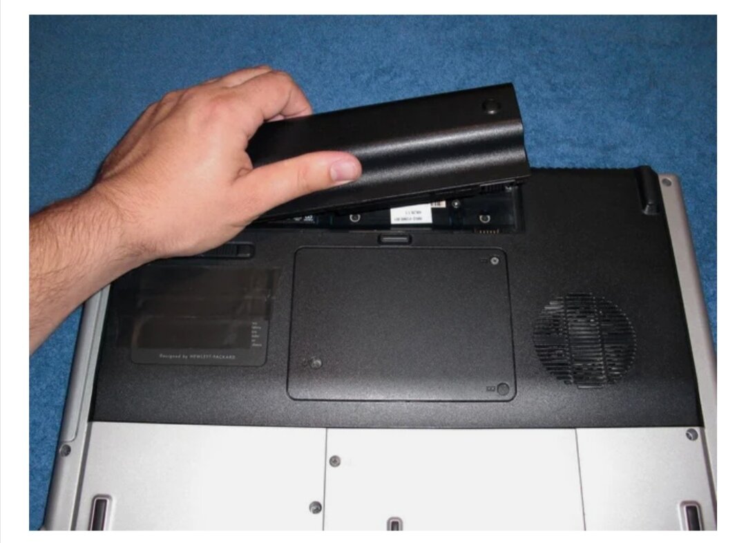 Елсли у вас батарея не съемная, то просто выключите ноутбук. 