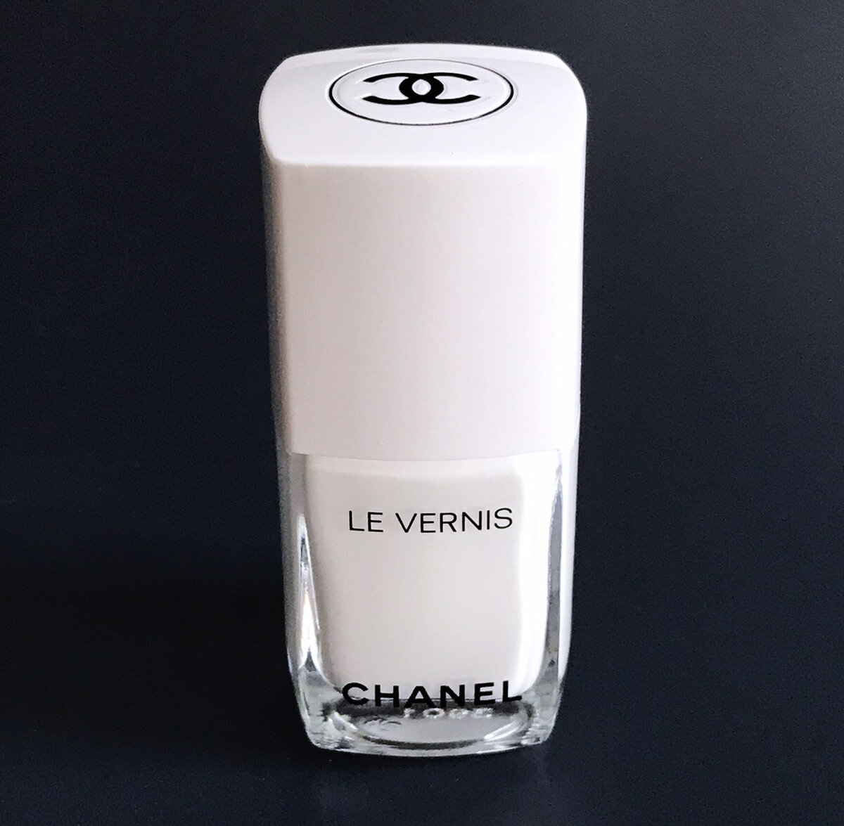 Белый лак Chanel Le vernis 711 Pure white