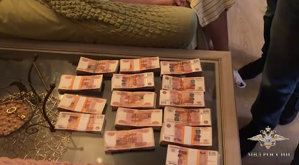 Дома у подозреваемых нашли 7,5 млн рублей, происхождение которых неизвестно. Фото: пресс-служба МВД РФ.