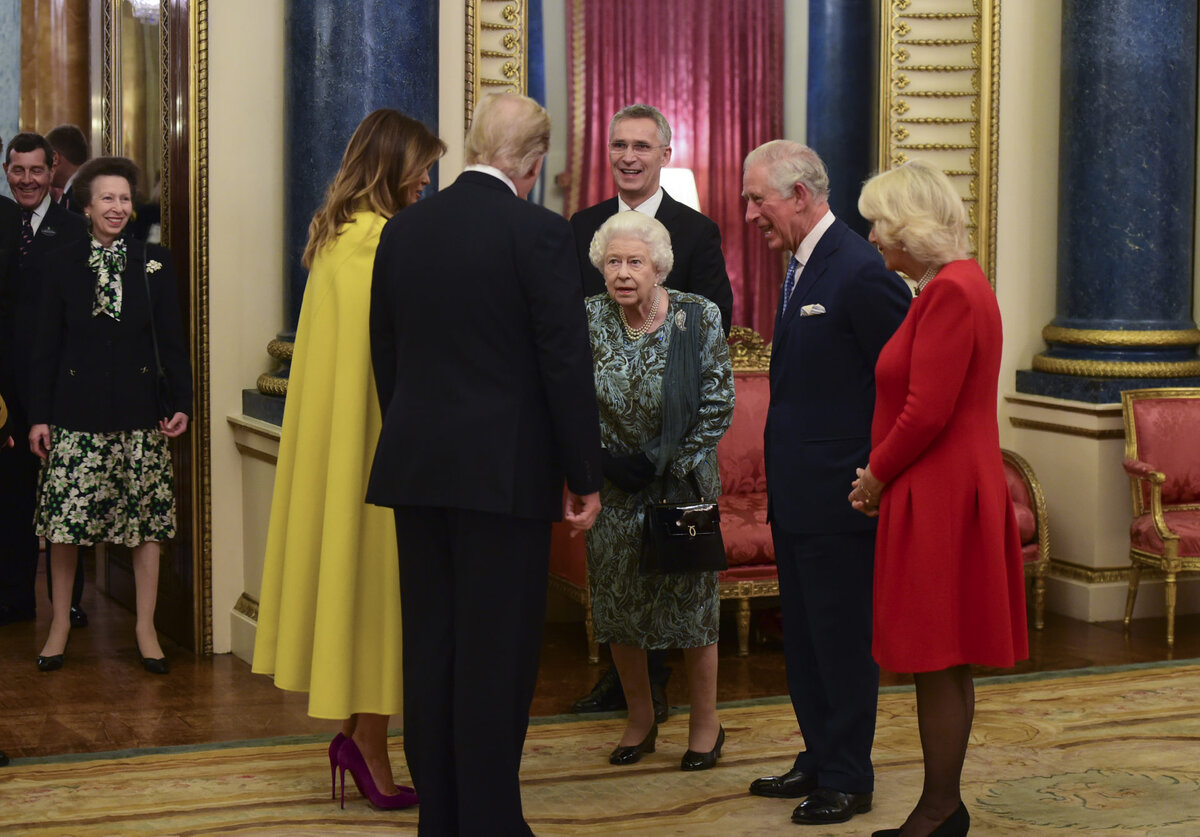 Мелания и Дональд Трамп, королева Елизавета II, принц Чарльз и Камилла Паркер-Боулз 
