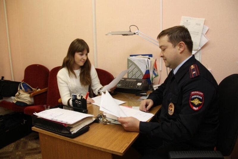Сотрудники поддержки правоохранительным органам. Полицейский за компьютером. Сотрудники поддержки правоохранительным органам. Психологическая подготовка сотрудников овд. Работники правоохранительных органов.