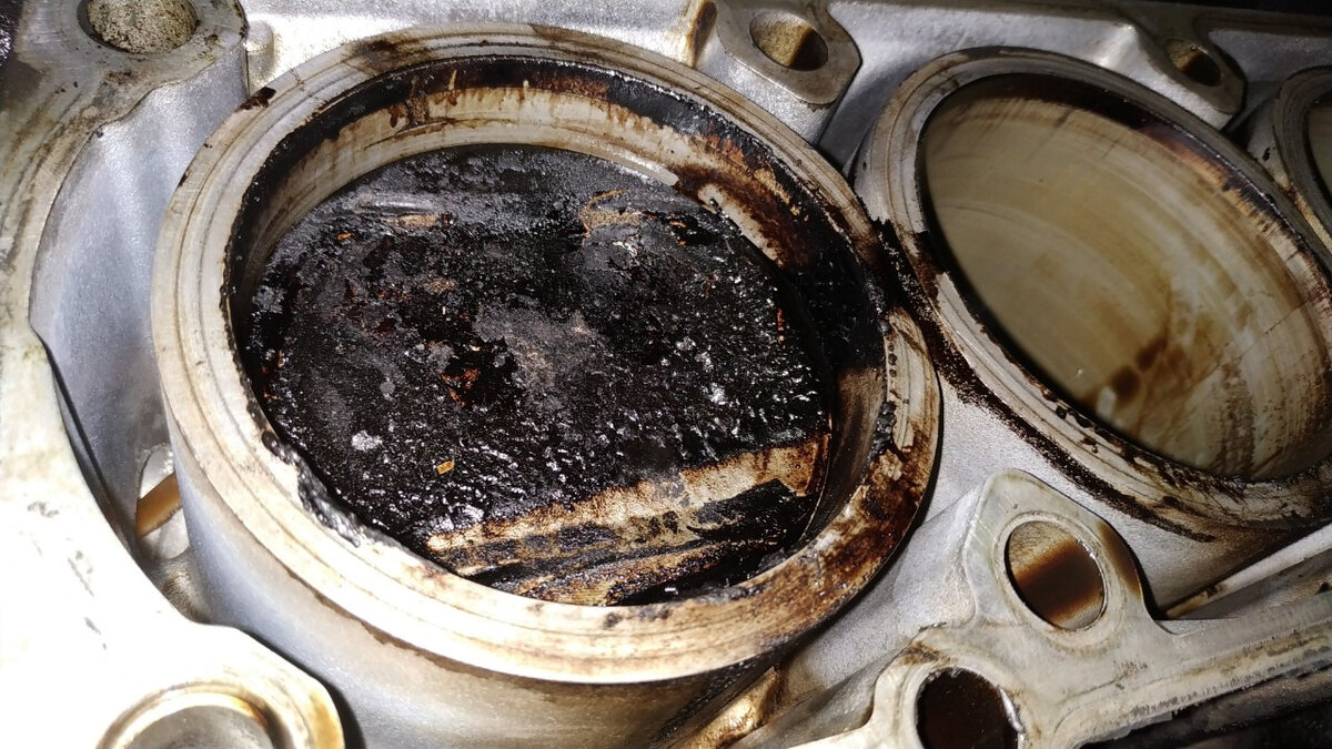 Как правило, такой нагар на поршнях образуется к 80 000 км пробега