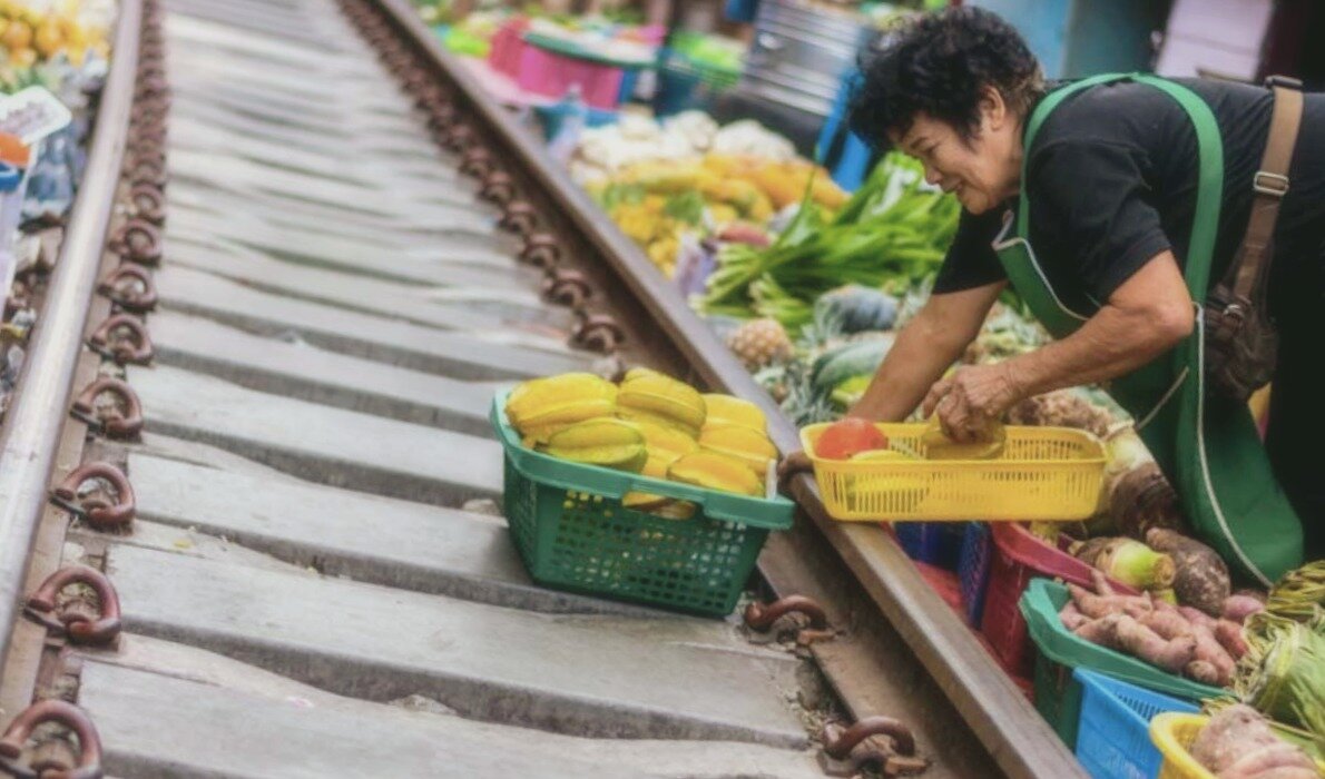 Подъезжает поезд