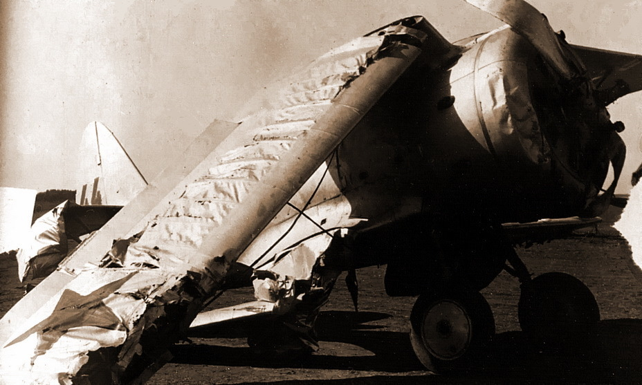 Авария И-153 (серийный №7344, тактический «жёлтый 44») одного из опытных лётчиков полка, заместителя командира третьей эскадрильи старшего лейтенанта Л.Д. Смирнова. Лиепая, май 1941 года. Леонид Смирнов в наши дни печально известен эпизодом, произошедшим два года спустя, когда весной 1943 года его истребитель Як-1 с дарственной надписью на борту попал в руки немцев и «засветился» на многих фотоснимках