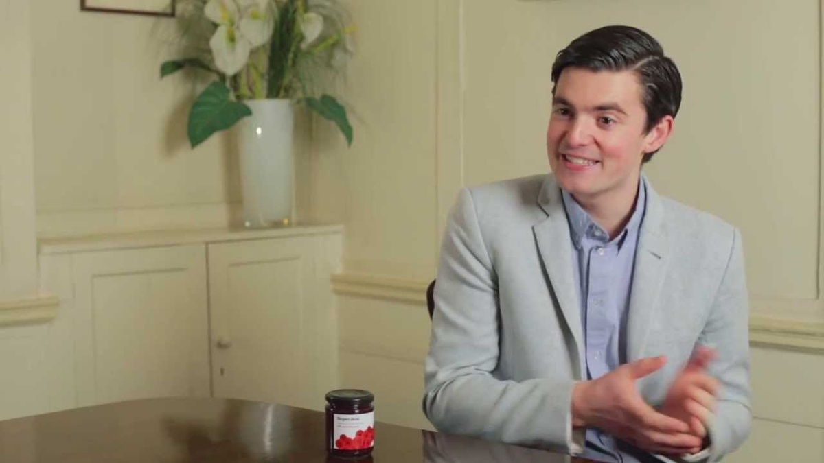 Еще в школе юный шотландец зарабатывал тем, что продавал булочки собственного изготовления одноклассникам. Позже, он решил расширить ассортимент продукции за счет начинки. На помощь пришла бабушка, которая передала внуку секретные рецепты изумительно вкусного джема. Сарафанное радио привело к тому, что недельный спрос составлял не менее 100 баночек. Парень, поняв, что его дело выгодно, решил арендовать завод и выпускать собственную линейку.