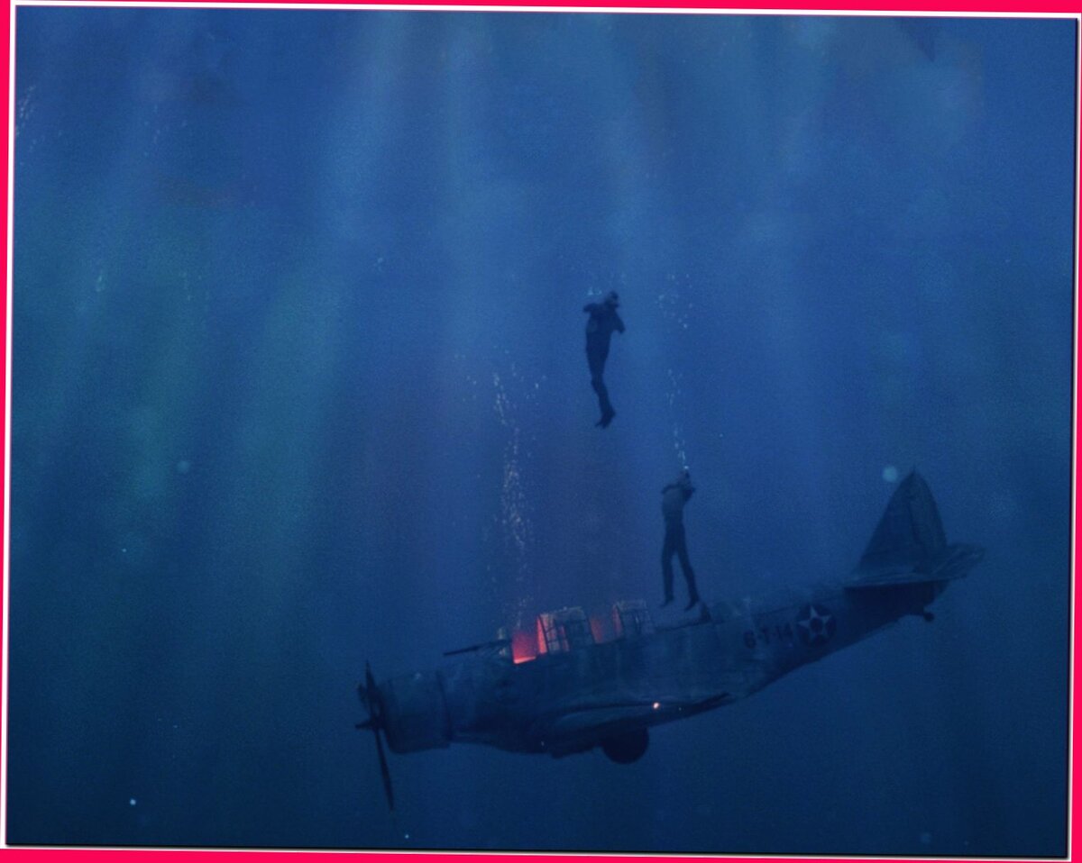 Военный самолет упал в море. Самолеты упавшие в море. Самолеты упавшие в океане. Самолёт падает в море.
