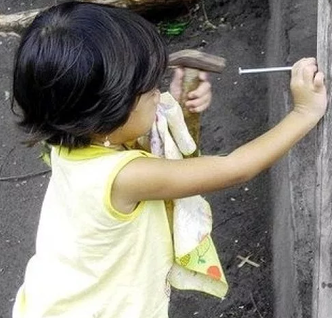 Наш будущий "мастер" тренируется с детства забивать гвоздь :)