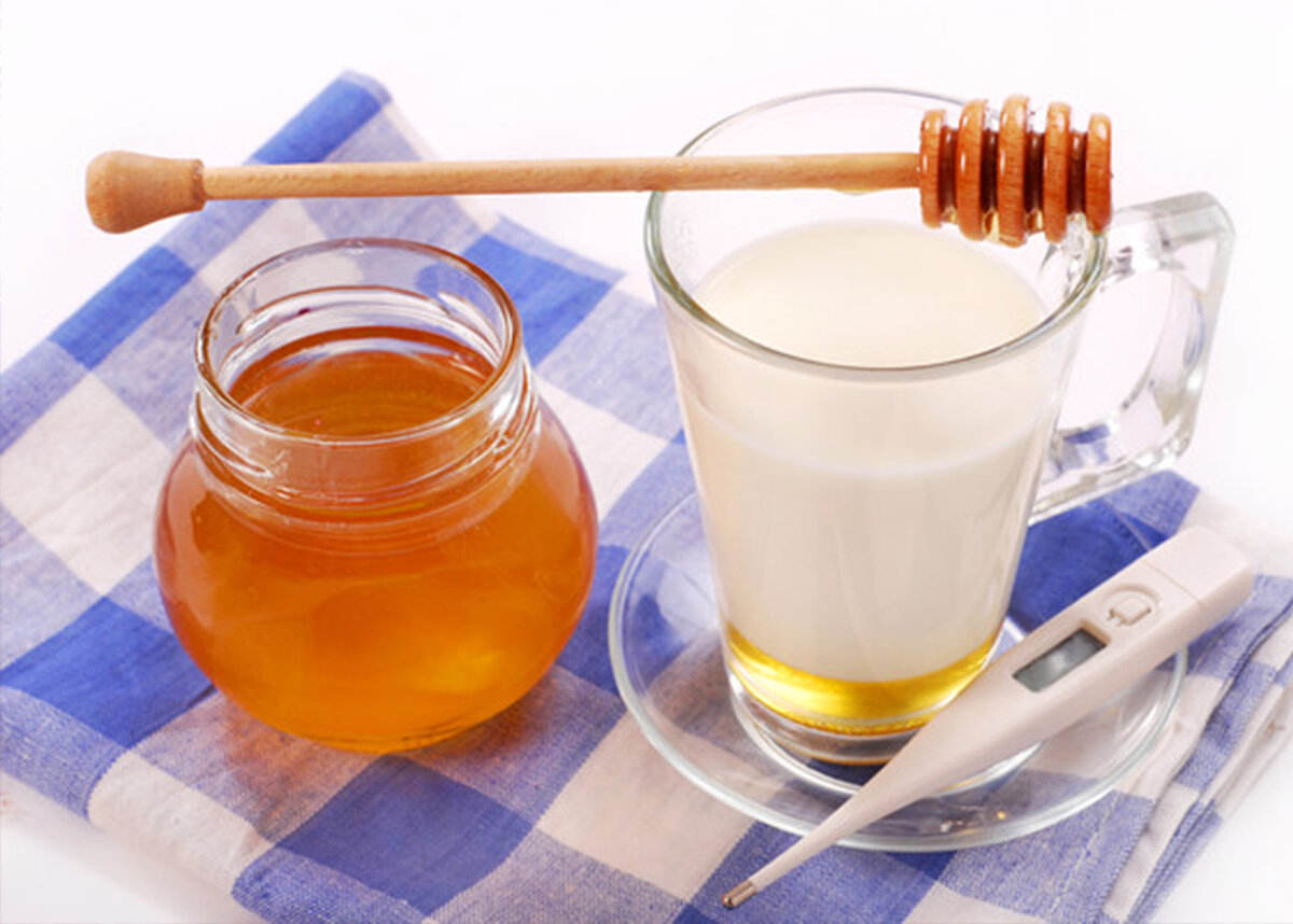 Лечение горла маслом. Молоко и мед. Стакан молока с медом. Тёплое молоко с мёдом при кашле. Молоко с мёдом и маслом.