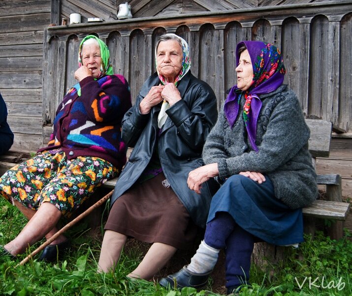 Бабки людей песня. Бабушки на лавочке. Бабушка в деревне. Три бабушки. Бабушки на скамейке.
