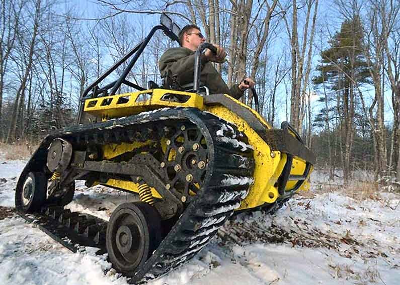 Открытая платформа с мощным бампером позволяет при необходимости быстро выйти из вездехода и, в тоже время оснащена мощным передним бампером.