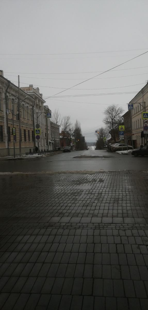 Внизу вдалеке - Волга