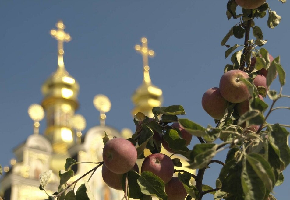 Яблочный спас в церкви