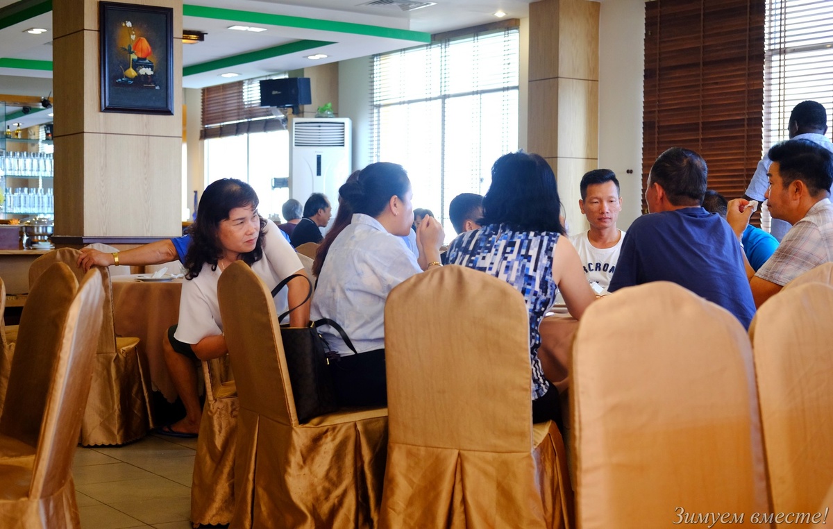 Сначала народу было полно, заняли последний свободный столик.