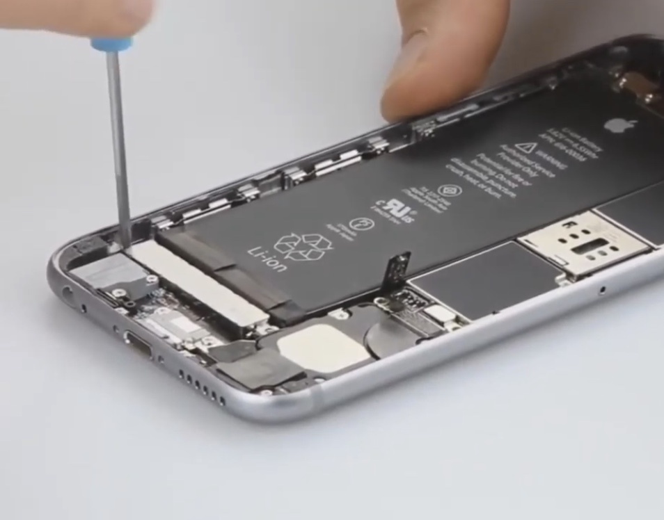 Закручиваем Taptic Engine (вибрик)