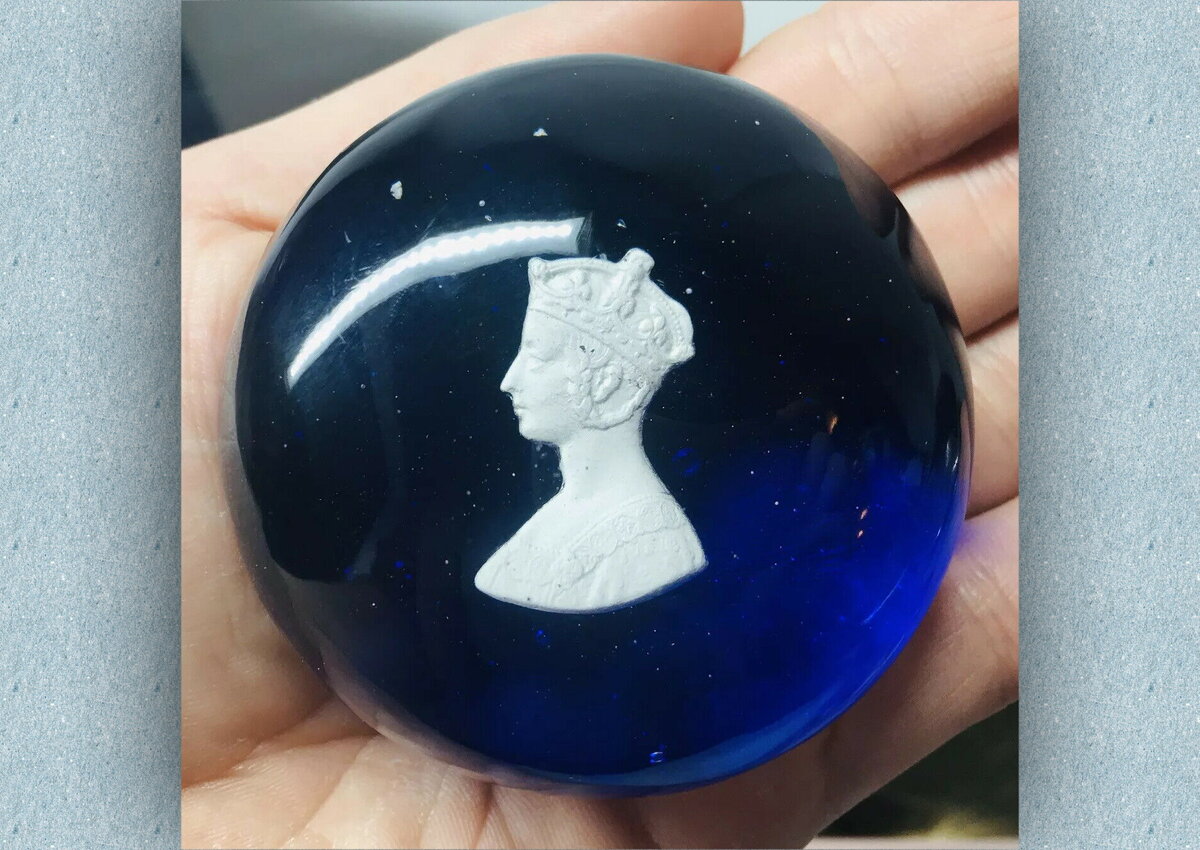 Старинный груз для бумаг.