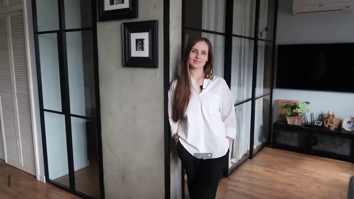 Слева стеклянная дверь, справа откатная перегородка