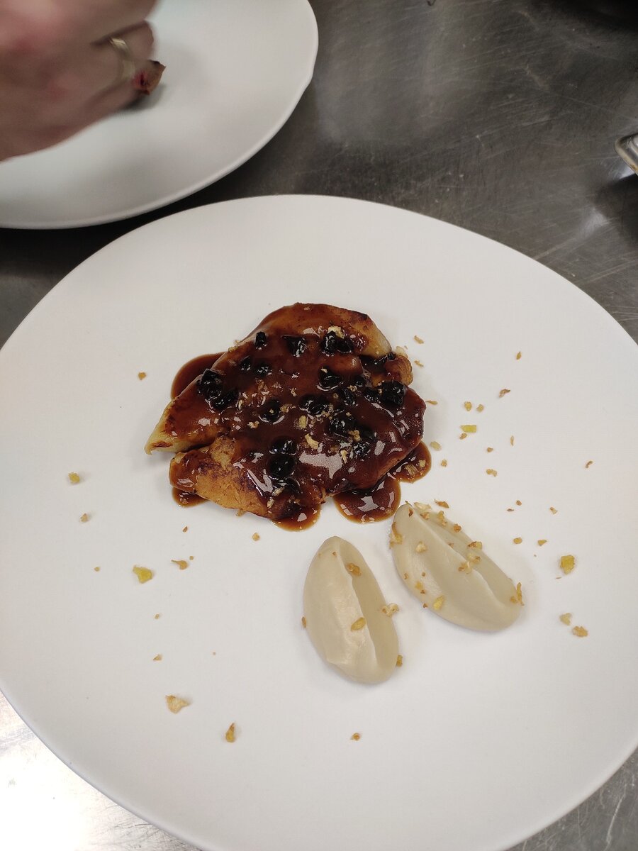 Стейк сельдерей с  соусом жу и черносливом 