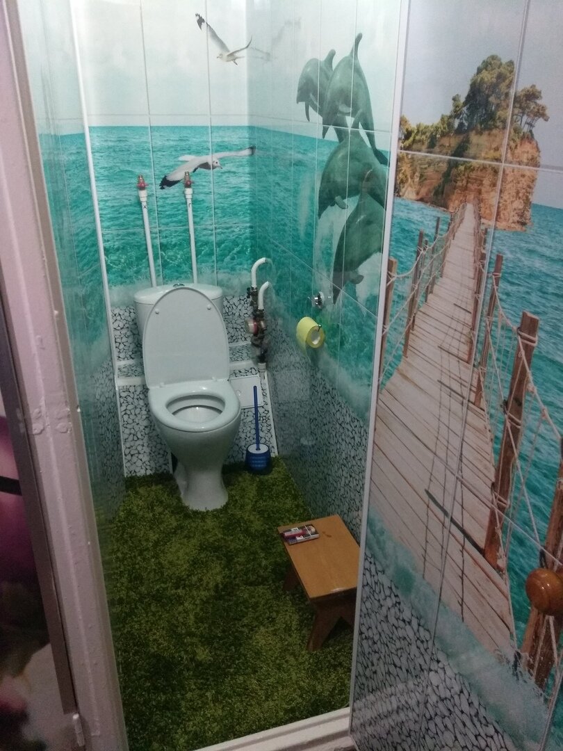 Мужчина в туалете постелил искуственный газон вместо кафеля. Фото До/После.