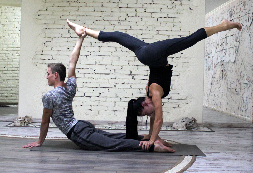 Легкие трюки для новичков. Акробатические элементы для двоих. Пареве акробатические элементы. Парная йога. Элементы йоги.