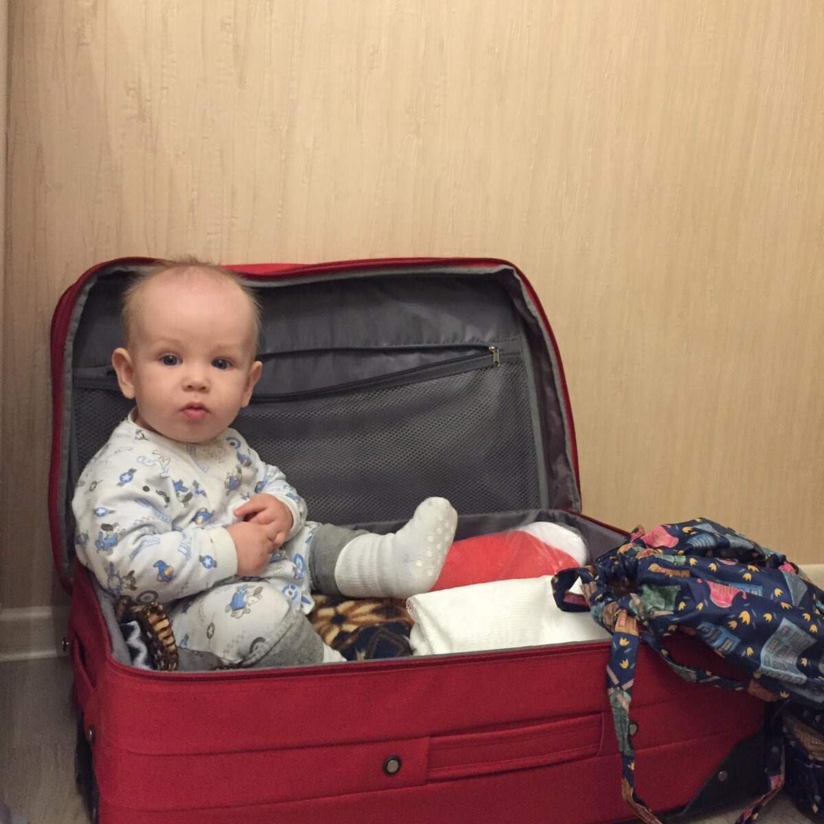 Первым делом берем конечно же ребенка)