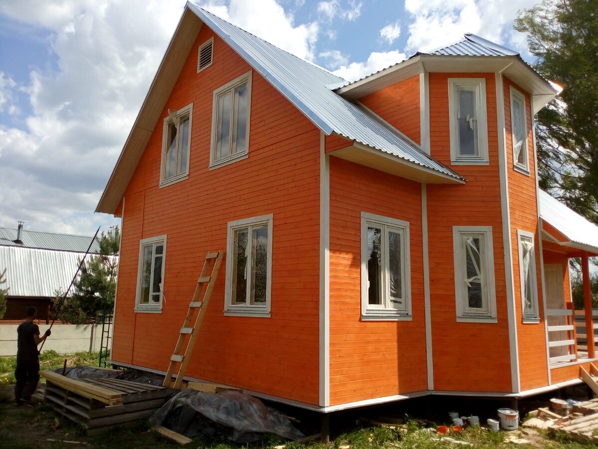 На солнышке дом кажется ещё ярче. Фото автора два года назад.