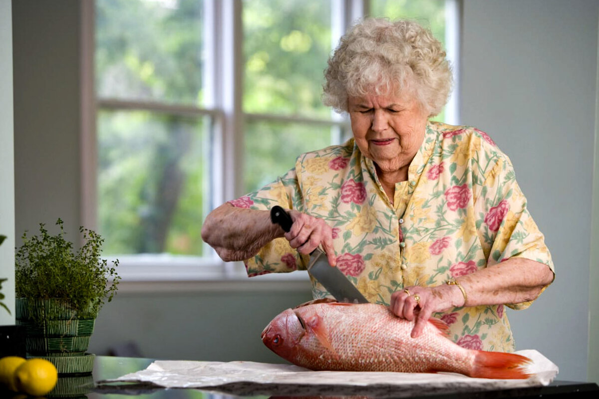 Недовольная супруга, во время чистки рыбы