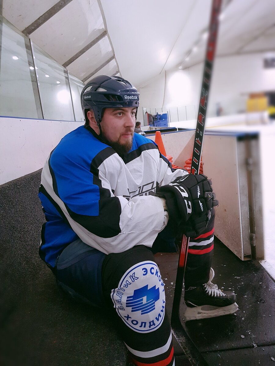 В моих руках первая клюшка "Тиса" и форма, подобранная из запасов ХК Ижорский Батальон.