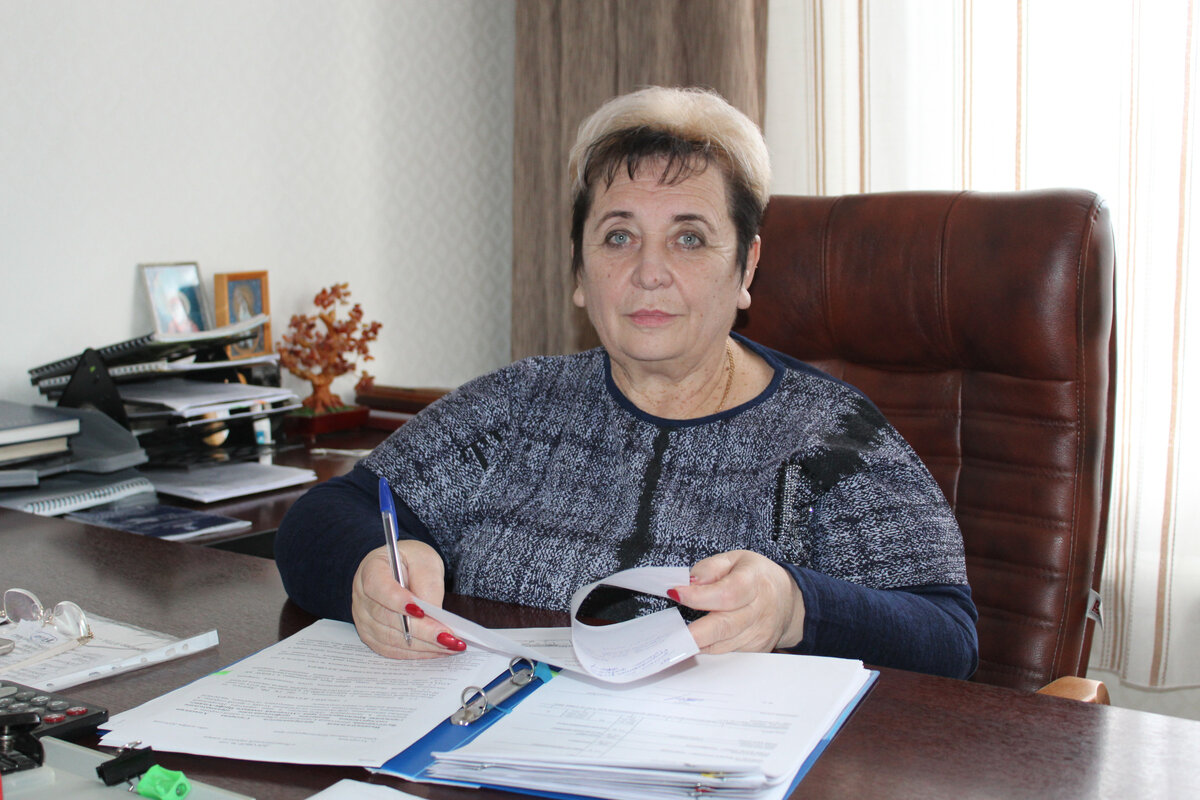 Директор сегодня - это и стратег, и тактик, и менеджер, и дипломат… Нет таких задач и вопросов, ответы на которые не знает этот руководитель. 