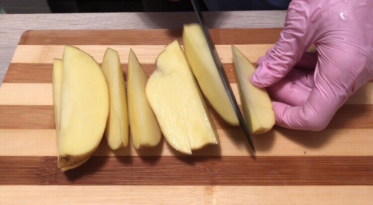 Крупными ломтиками нарезать картофель