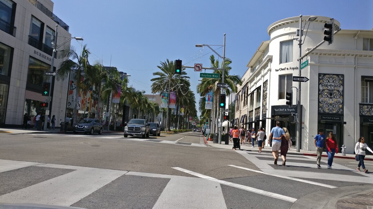 Родео драйв стрит. Родео драйв новый год. Родео драйв спб внутри. Родео драйв лос анджелес. Родео драйв новый год.