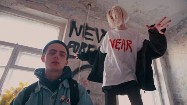 КАДР ИЗ КЛИПА «ЛЮБИМАЯ ПЕСНЯ ТВОЕЙ СЕСТРЫ»