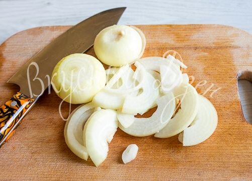 Лук режем полукольцами. 