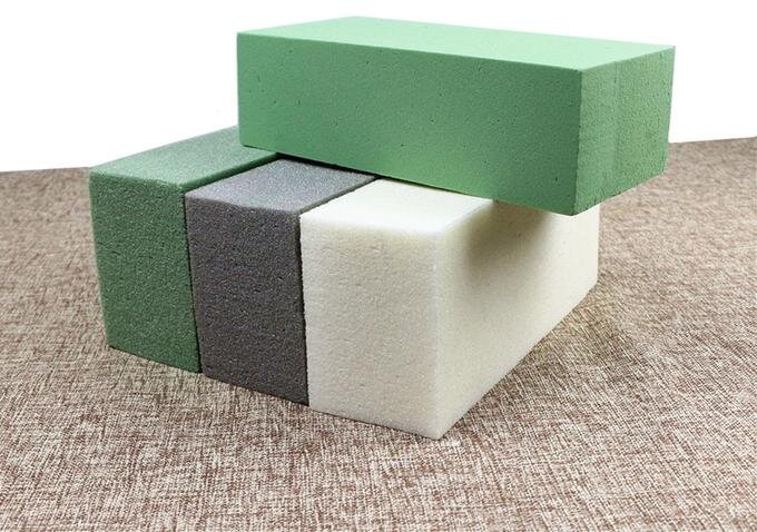 Материалы и инструменты для создания букета: флористическая губка (оазис) легко режется