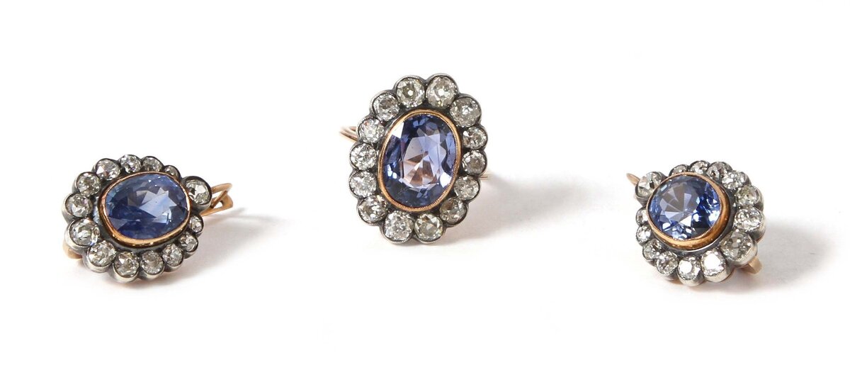 Гарнитур с сапфирами и бриллиантами. Лот № 462 на сайте www.vremena.art