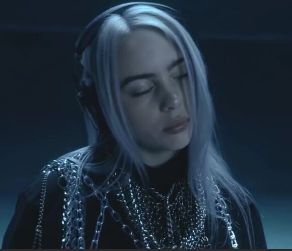 Билли Айлиш. Хорошенькая девушка. Фото из свободного доступа.