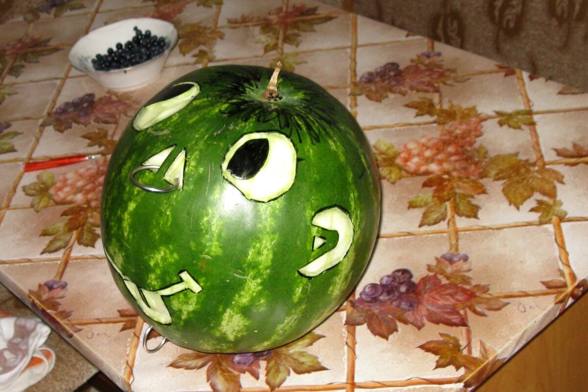 Те самые арбуз и розы. Фото сделано 10 лет назад, когда телефоны были без трёх камер, в моде — ботфорты, а молодежь толковее :)