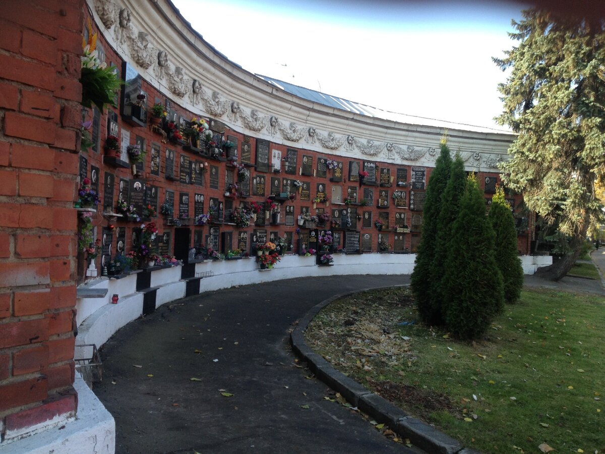 фото сделано на новодевичьем кладбище в Москве 