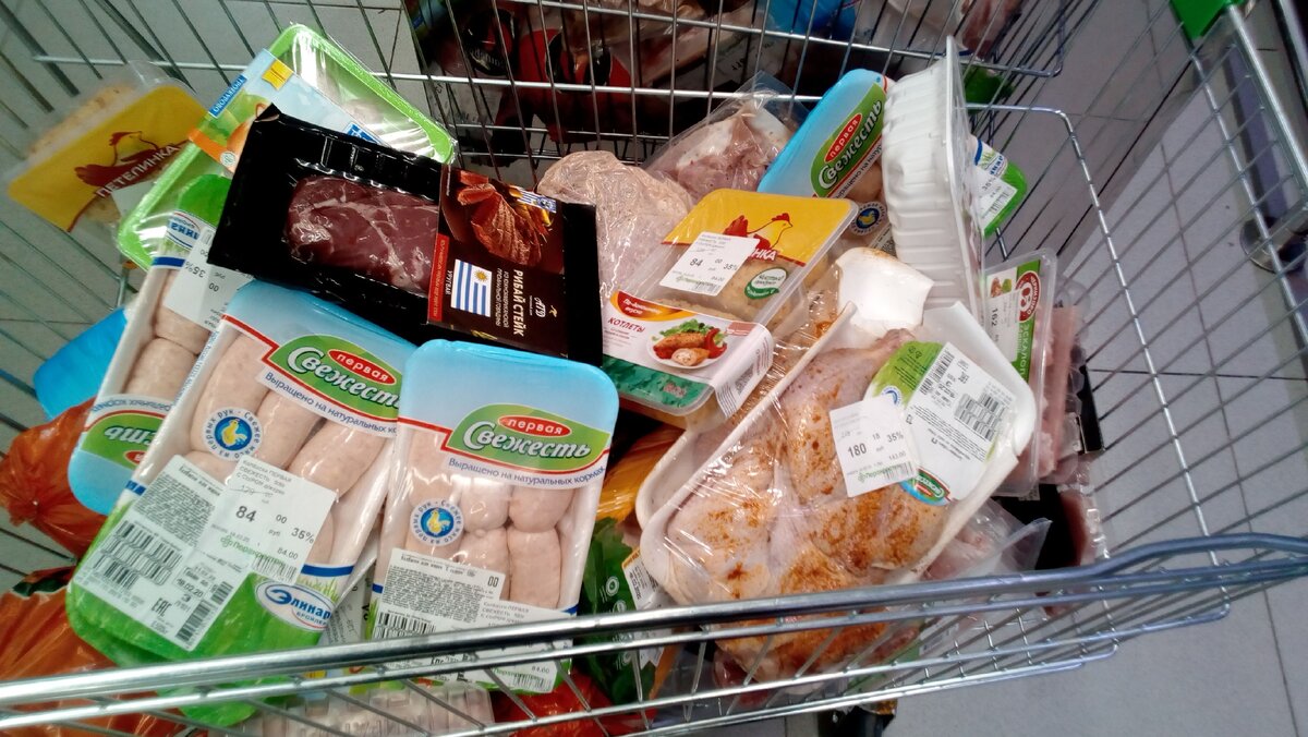 Ассортимент мясной уценки.