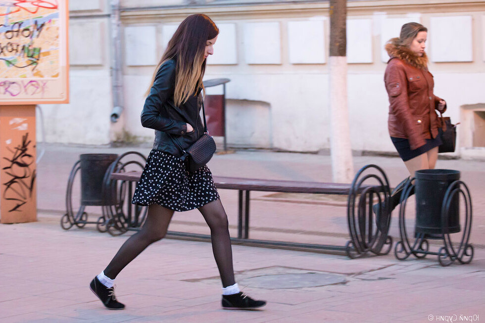 девушки летом на улице. красивая девушка идет по улице. обычные девушки на улице. женщины летом в городе. летние девушки твери на улице.